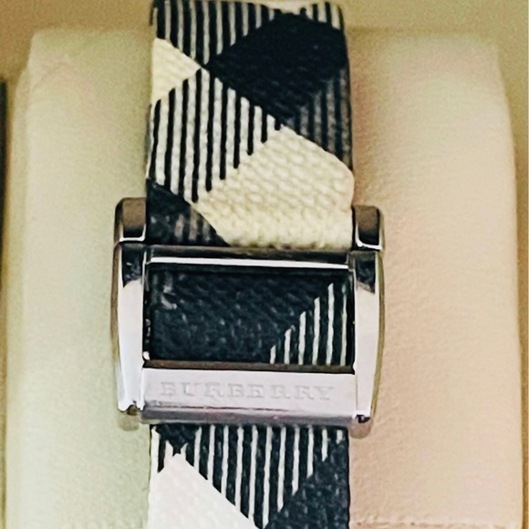 100% Authentic Burberry Watch for women - Picture 7 of 7